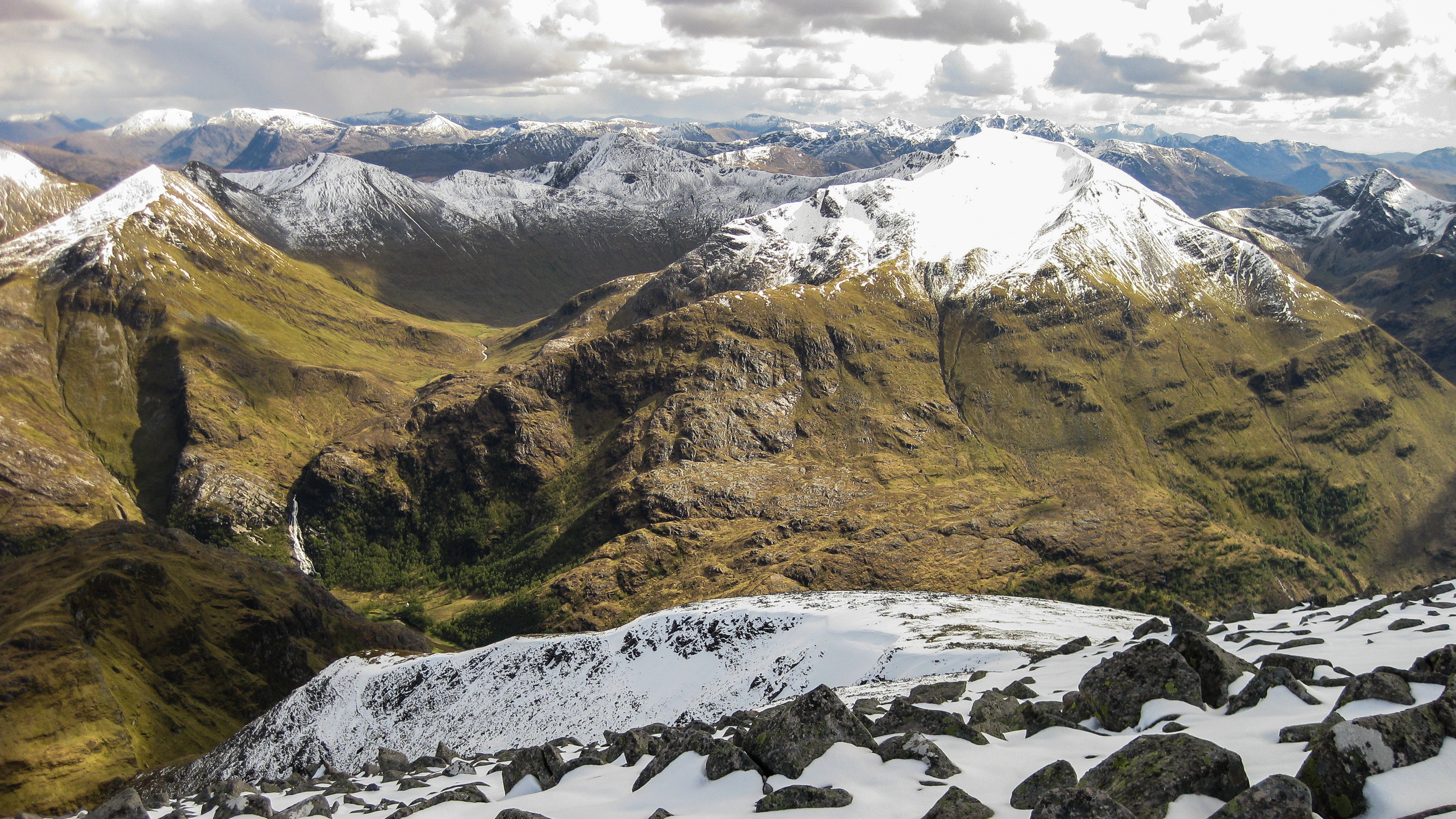 Ten Best Mountain Ridges In The UK: Carn Mor Dearg Arete 