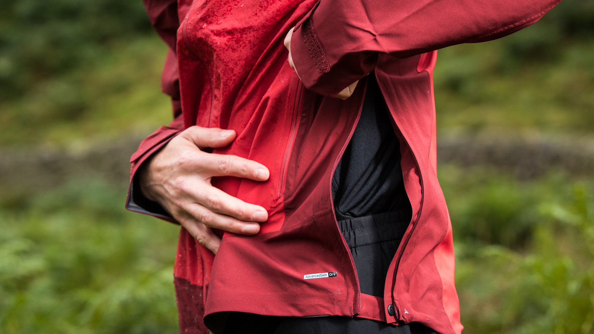 Salomon Nebula Stretch 2.5L Jacket side vents