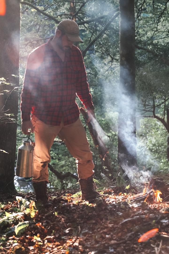 If the wood is green, that means there’s moisture in it. A good suitability test is to cut the bark from the wood and run your thumbnail along the exposed part. If it’s ready, it should be hard for your nail to leave a mark. Bushcraft experts could argue until the cows come home about the best wood for a bow drill. In the video above, Thom uses hazel for the spindle and ivy for the hearth, but it’s often recommended that you use the same type of wood for both compenents. Hardwoods with integrity work well, in the UK, such examples include oak, hazel, elder, field maple, willow, birch and sycamore. Making A Bow Drill For the bow, choose a piece of wood that’s about 12-15 inches in length and that has a bit of flex. Tie a piece of cord to either end, making sure it’s not too tight and not too loose either. Ideally, the spindle should perfectly straight, about 12-15 inches long and around 2-3cm in diameter. Use a knife to blunten the end that comes into contact with the hearth. The other end should then be sharpened to ensure minimal friction between the bearing block.